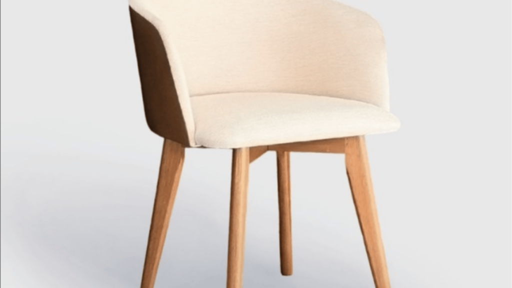 Poltrona Lotus em madeira maciça: design orgânico, conforto ergonômico e acabamento premium. Encontre na Móveis Bom Jesus. Vamos conversar?