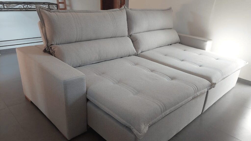 Descubra o Estofado Retrátil e Reclinável Simon 2,40. Conforto, estilo e funcionalidade para sua casa. Conheça na Móveis Bom Jesus!