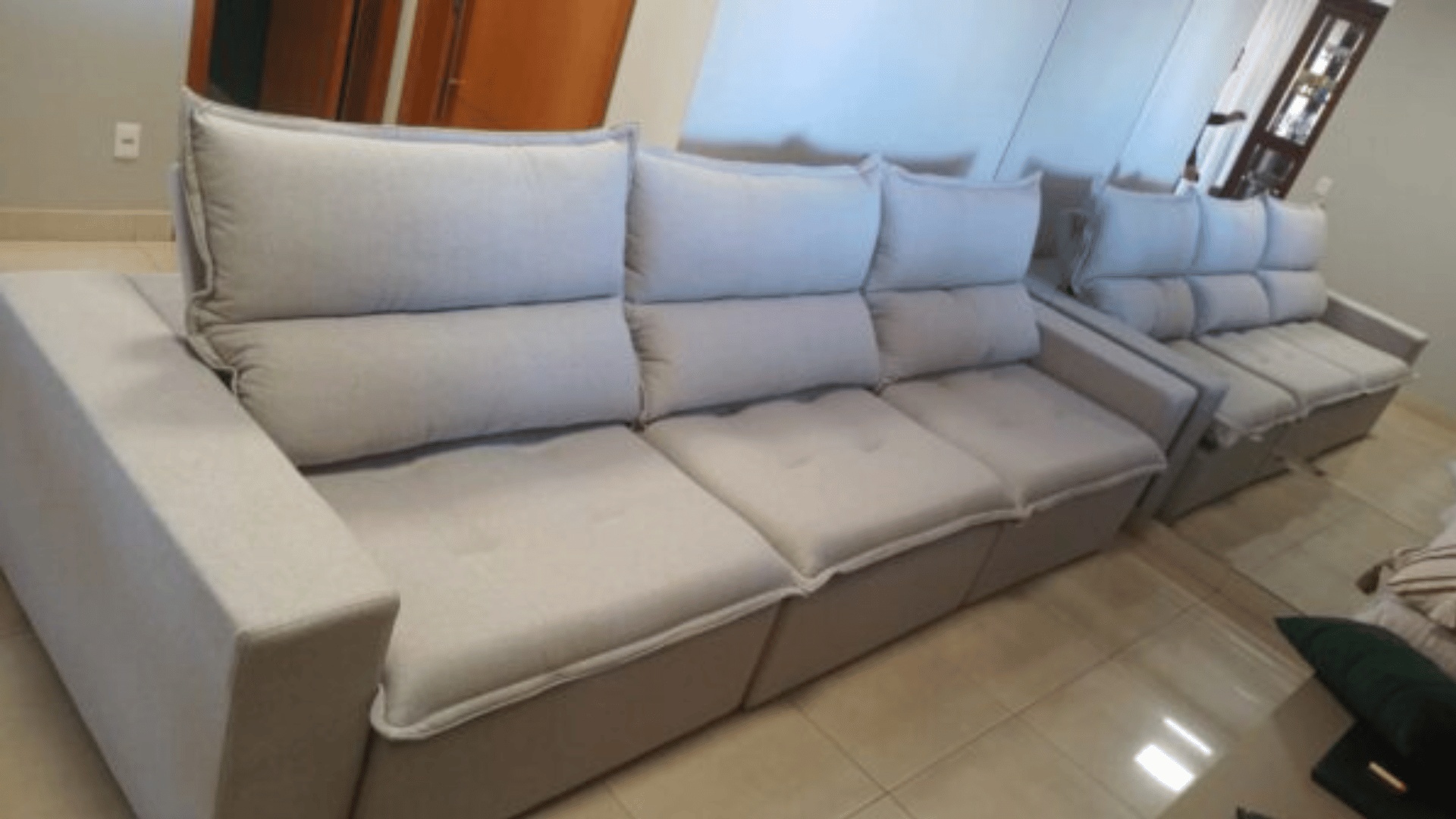 Descubra o Estofado Retrátil e Reclinável Simon 3,40 na Móveis Bom Jesus: conforto e elegância para sua sala de estar!