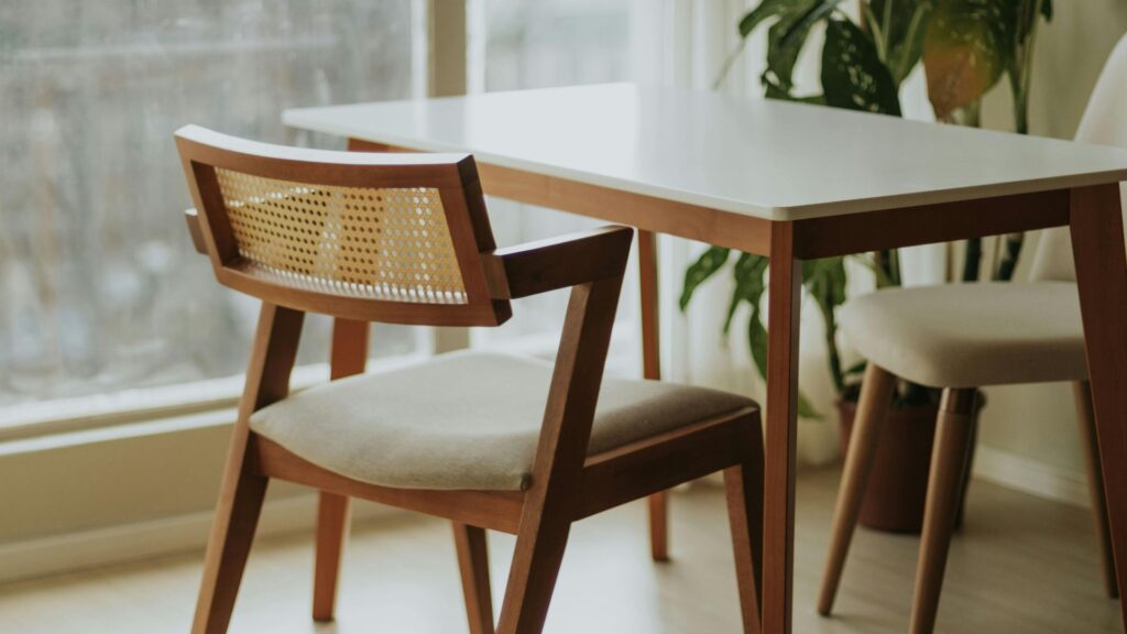 Mesa de Jantar em Madeira Natural: Elegância e Sofisticação em Ribeirão Preto Móveis Bom Jesus - Loja de Móveis em Ribeirão Preto Descubra mesas de jantar em madeira natural em Ribeirão Preto, elegância e sofisticação para sua casa!