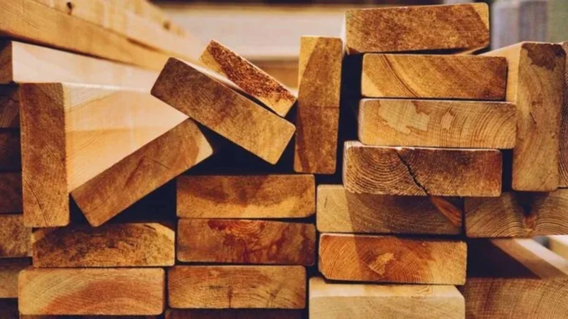 Escolha entre madeira maciça e laminado de madeira natural. Descubra as vantagens e faça a melhor decisão para sua casa.